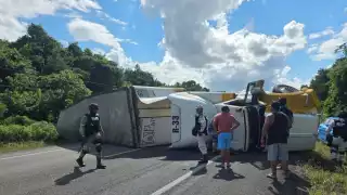 Tráiler vuelca en la carretera de Cafetal-Mahahual; no se reporta ningún lesionado