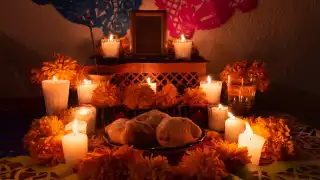 La ofrenda del Día de Muertos es una forma de honrar y recordar a los seres queridos fallecidos
