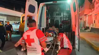 Paramédicos de la Cruz Roja Mexicana trasladaron a los lesionados al hospital para una valoración