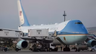 Trump habría utilizado una unidad de catering colocada junto al Air Force One para abandonar discretamente la aeronave