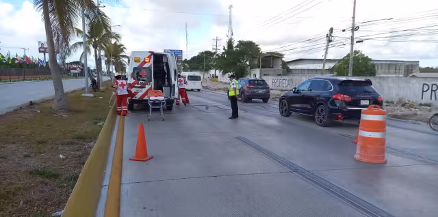 Paramédicos atendieron a los dos lesionados en el accidente