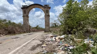 El arco divisorio entre Campeche y Yucatán luce en completo abandono.