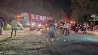 Pobladores del ejido Nuevo Progreso 2 (Kilómetro 27) bloquearon la carretera federal Escárcega–Villahermosa por el corte de energía eléctrica.