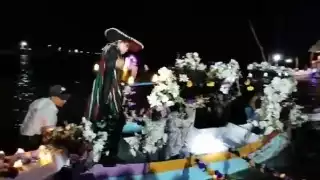 Al llegar al muelle turístico los pobladores subieron a las lanchas iluminadas.