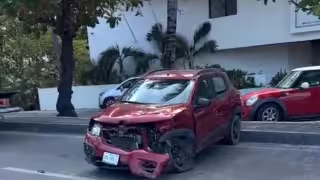 El Renault color rojo quedó con severos daños tras el impacto.