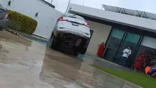 La camioneta quedó dentro de la piscina de una sala de fiestas