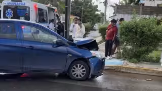 Los autos sufrieron daños importantes y los ocupantes fueron atendidos por paramédicos.
