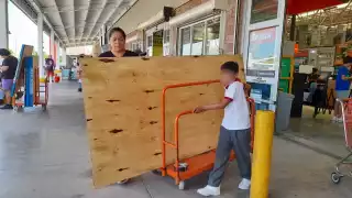 Vecinos de Cancún se previenen del Huracán Beryl; aumenta un 80% la venta de maderas