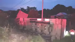 Las malas condiciones de la carretera Escárcega – Villahermosa y el exceso de velocidad causaron la volcadura de un tractocamión góndola.