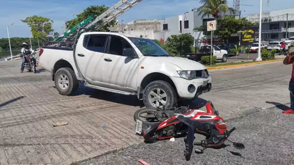 Dos jóvenes en motocicleta fueron accidentados en el puente de la Caleta, Colonia Morelos.