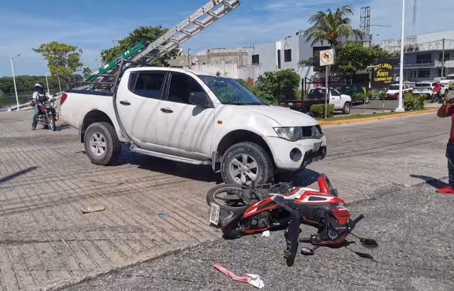 Dos jóvenes en motocicleta fueron accidentados en el puente de la Caleta, Colonia Morelos.