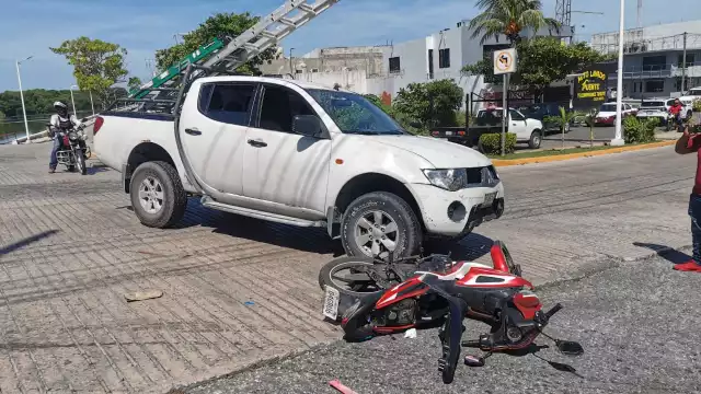 Dos jóvenes en motocicleta fueron accidentados en el puente de la Caleta, Colonia Morelos.