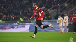 Santi Giménez durante su debut con el Milan