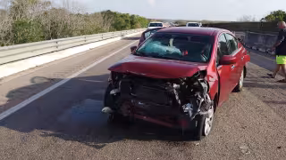 Fuerte accidente paralizó el puente del Tecnológico de Calkiní este viernes.