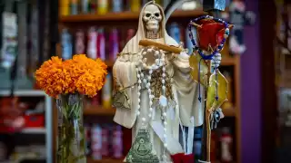 En el mes de octubre los comerciantes reciben a muchos clientes quienes buscan artículos para colocar su altar de muerto a sus fieles difuntos
