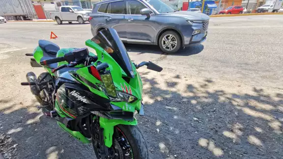 Aparentemen te el motociclista no guardó su distancia, lo que causó el choque Aparentemen te el motociclista no guardó su distancia, lo que causó el choque
