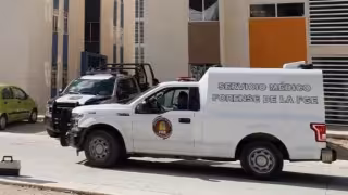 Una unidad del SEMEFO llegó al lugar para hacer el levantamiento del cuerpo.