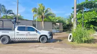Acompañados por elementos caninos, oficiales cumplen una orden judicial en el fracc. Los Olivos