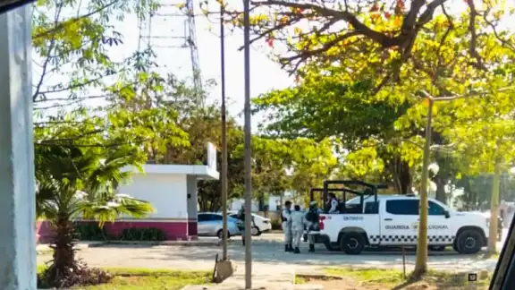 Sujeto que hacía ejercicio recriminó a una mujer que paseaba a sus mascotas en una explanada Sujeto que hacía ejercicio recriminó a una mujer que paseaba a sus mascotas en una explanada