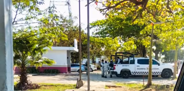 Sujeto que hacía ejercicio recriminó a una mujer que paseaba a sus mascotas en una explanada