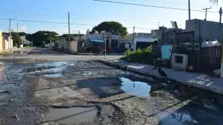 Vecinos se han visto en la necesidad de señalizar con objetos las partes que no son seguras