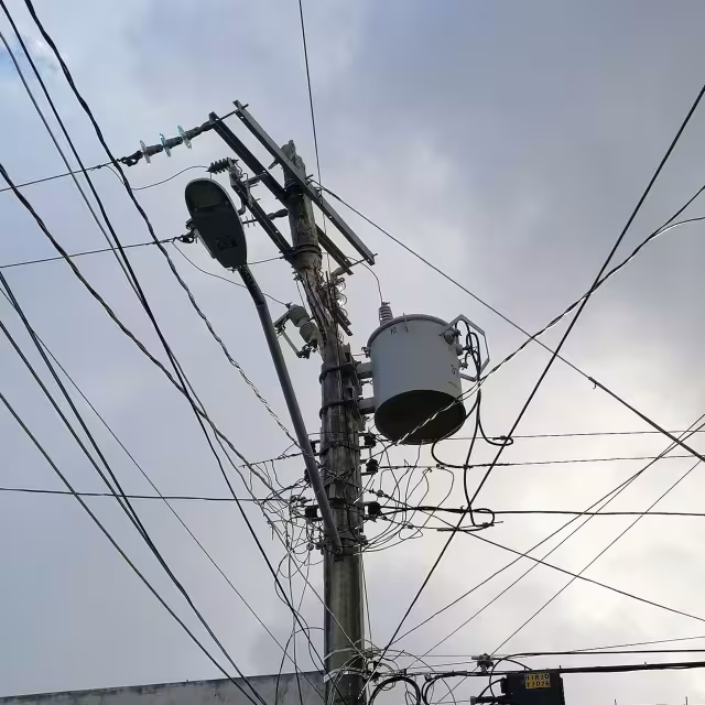Poste de luz reventado pone en riesgo a vecinos de la SM 221.
