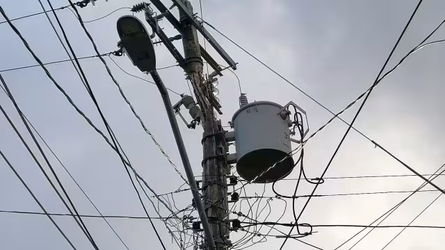 Poste de luz reventado pone en riesgo a vecinos de la SM 221.