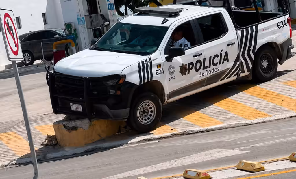 Patrulla estatal queda atorada en camellón de Bosques de Campeche