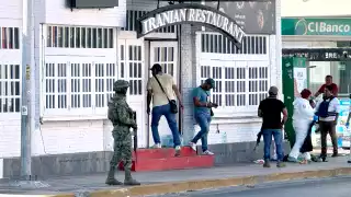 De acuerdo con las investigaciones, elementos de la Policía Turística llegaron a la escena y fueron recibidos a tiros, por lo que tuvieron que repeler la agresión