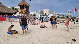 Playa “Forum" de Cancún registra más de mil visitantes pese al clima 