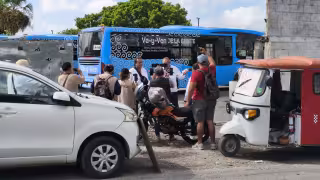 Choferes de la ruta Circuito Metropolitano del Va y Ven en Mérida cumplen una semana de protesta