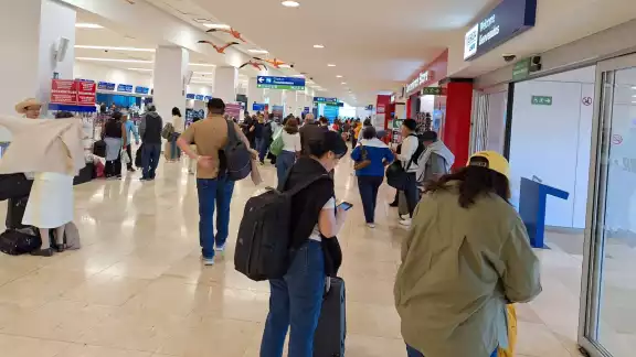 Es el segundo día que se registran vuelos retrasados