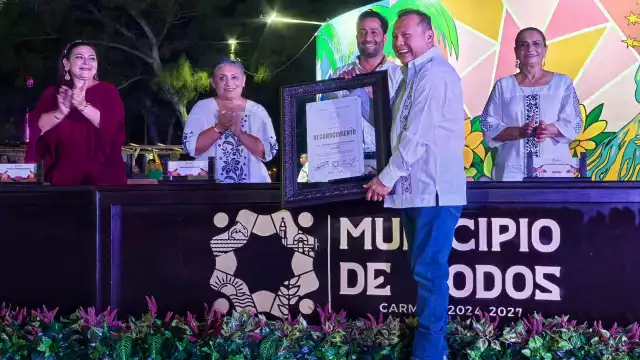 El "Pulpo" recibió la Medalla al Mérito Ciudadano durante la ceremonia cívica.