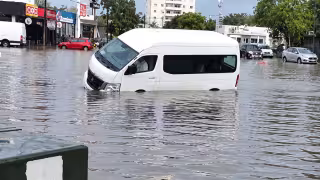 Cancún queda bajo lluvia intensa; poste cae sobre vehículos