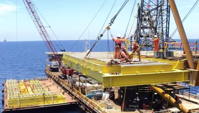 El retraso en los pagos ha obligado a los obreros a recurrir a soluciones improvisadas