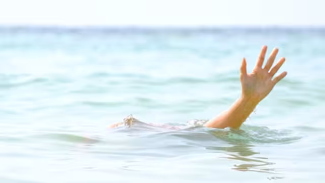 Bañistas relataron que a los pocos minutos de ingresar, la víctima fue arrastrada por la corriente. Guardavidas trataron de reanimarlo con RCP