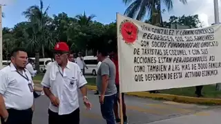 Taxistas bloquean la entrada al aeropuerto de Cozumel 