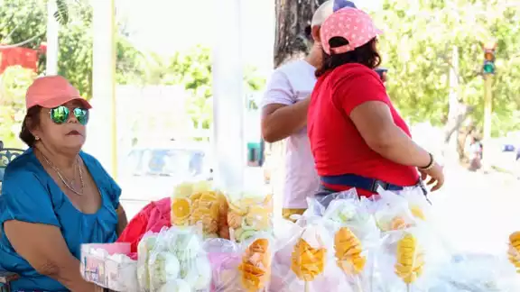 Su pequeño puesto donde ofrece productos frescos a conductores y peatones, y que comenzó por necesidad, le ha permitido ver por cada uno de sus seis hijos Su pequeño puesto donde ofrece productos frescos a conductores y peatones, y que comenzó por necesidad, le ha permitido ver por cada uno de sus seis hijos