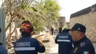 En el barrio de Santiago, al parecer, un volquete impactó la estructura hecha de mampostería