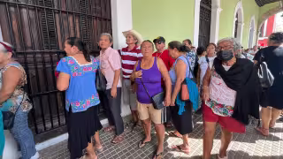   Entre reclamos y gritos, se realizó la última entrega de boletos gratuitos para los conciertos de la Feria de Xmatkuil 2024   