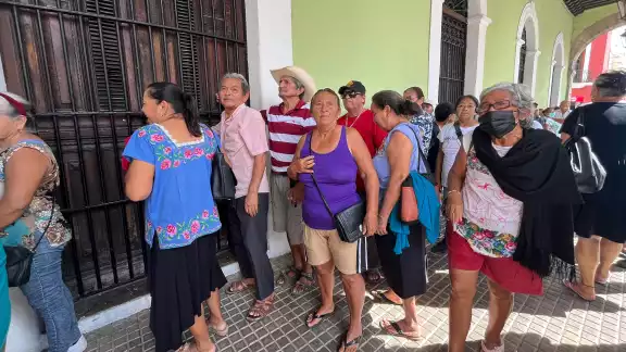 Personas de la tercera edad solicitaron preferencia y se enfrentaron a los organizadores