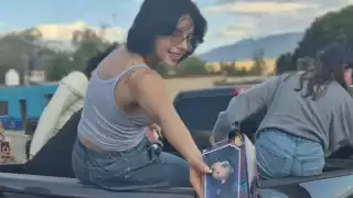 Angela entregando juguetes