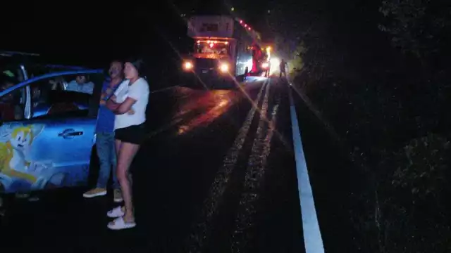 Manifestantes han mantenido tomada la vía federal desde las 3 de la tarde.