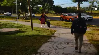 Turistas caminan casi un kilómetro para esperar un Uber afuera del aeropuerto de Mérida