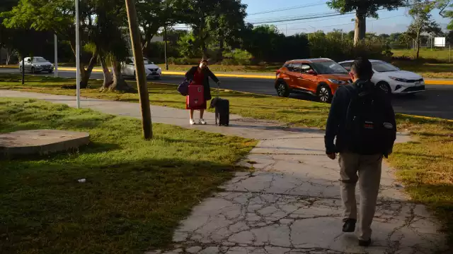 La gente opta por salir de la zona federal para abordar otro servicio de transporte