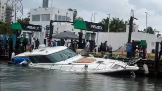 Embarcación se hunde frente a gasolinera de Puerto de Abrigo en Yucalpetén