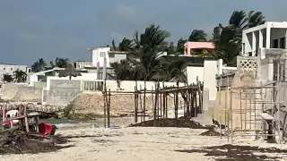 Vecinos de Chelem enfrentan a una extranjera por intentar adueñarse de un área de playa