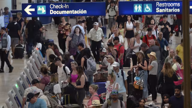 Gran afluencia de pasajeros se registra en el aeropuerto de Cancún