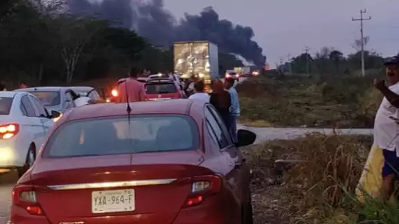Choque entre un tráiler y una pipa cargada de combustible provoca fuerte incendio Choque entre un tráiler y una pipa cargada de combustible provoca fuerte incendio
