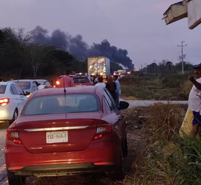 Choque entre un tráiler y una pipa cargada de combustible provoca fuerte incendio